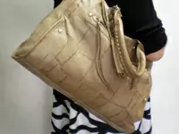 イタリアンシープの素材感を活かした機能的な3WAYBAG。