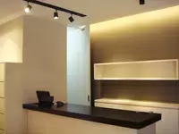 『vie decor』1号店のカウンター。ブラウンとホワイトで統一することで落ち着いた雰囲気を演出しています。