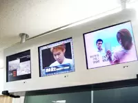 オフィス内では最新の映像が常に流れています