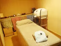 直営サロンの渋谷店。竹を基調とした店内はぬくもりある空間作りがされています。