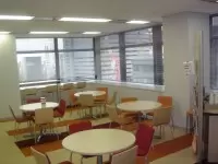 リフレッシュルーム完備のキレイなオフィスも自慢！しかも新宿駅直結で雨の日も安心！