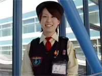 私たち保安検査スタッフも、お客様が快適な空の旅を楽しむためのお手伝いをしています。