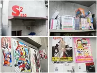 オフィスの風景。至るところにグッズやポスターが並んでいる。