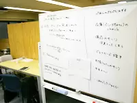ホワイトボードにはコンベンションの運営表がびっしり。幅広い仕事を担当できます。