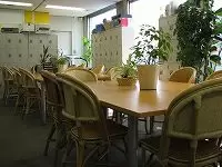 休憩室です。もちろん完全分煙。休憩時間にはワイワイ賑やかです。
