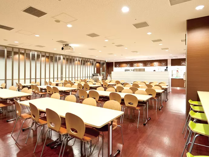2011年に建て替えられた新しい院内は、患者様からも好評。職員食堂も割安で利用できます♪
