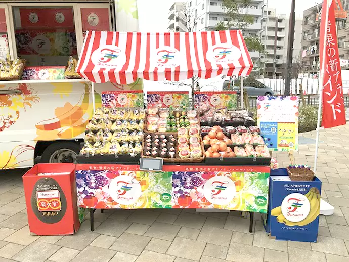 ディスプレイの仕方一つで店頭での売れ行きは変わるもの。各自がアイデアを出し合っています。
