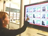 タッチパネルで物件情報を検索できる店舗も。こうした先進的な取り組みも積極的に行っています。