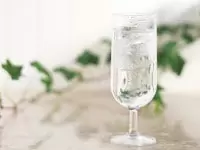 アクアリッチの水は、なんと純水率100%！体への浸透もとっても早い。