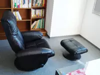 オフィスにはマッサージチェアがあり疲れた体を癒してくれます！