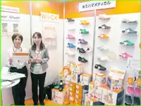 展示会でのブース風景。最新の技術をいち早く取り入れた商品を扱っています。