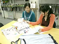 チームの皆でプレゼンの準備中★「この生地を使ってこんな風にしてみようと思うんだけど…」