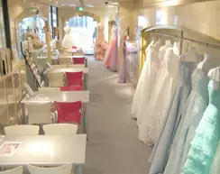 店内はあふれんばかりの衣裳が。多くのお客様を魅了する素敵なドレスばかりです。