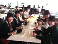 休憩時間にはチームのメンバーとのお喋りでリフレッシュ。年齢やポジションを感じない仲のよさも魅力です。