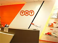 コーポレートカラーのオレンジが鮮やかな本社エントランス。