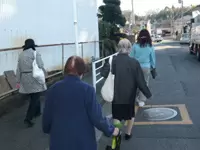 元気なおばあちゃんと、一緒に外出するのもお仕事です♪