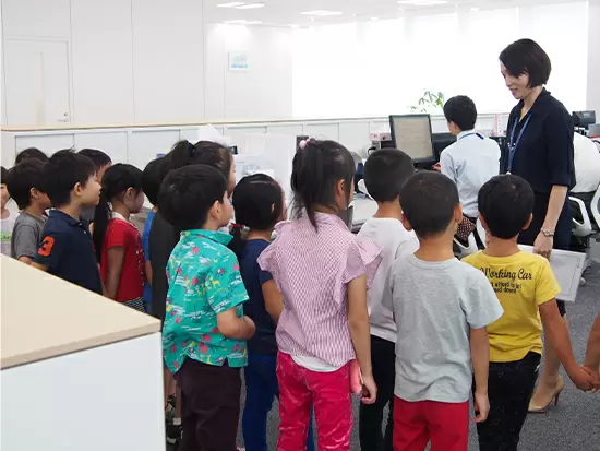 本社には保育園から見学のお客様も。保育事業を営む企業ならではの風景です。