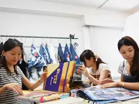 アイデアを出し合いながら、服をデザインしていきます。自分が携わった服を街で見かけると嬉しいですね♪