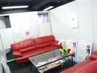 ミーティングルーム。おしゃれなソファは座り心地もバツグン♪