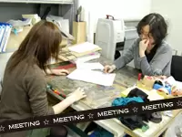 社内で行われるミーティングの1コマ。社員間の距離も近いので、活気あるオフィスです◎