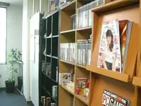 社内にはゲームがずらり。研究したり皆でプレイしたりします。