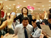 「お疲れさま！」プロモーションから本社に戻った仲間をみんなで祝福！この一体感が、ココロカらしさ！