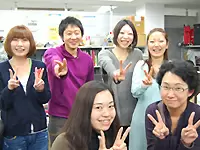 最後にニッコリピース！笑いの絶えないオフィスです☆