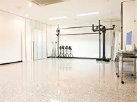 オフィスと同じ建物に入っている自社スタジオ。様々な場面で使用しています。