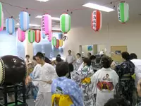 夏祭りの様子。年に1回の浴衣を着られるこの行事に患者様も嬉しそう。