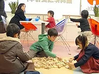 本部教室には子どもが自由に遊べるスペースを設けています！時には一緒になって遊んでくださいね。