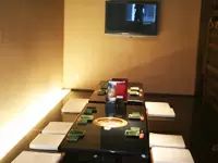 テレビ付きのお座敷。予約が一杯です。