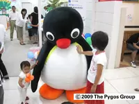 住友生命のキャラクターであるピングーが出迎えてくれるなど、店舗の前はにぎやかです。 （営承PN37／200）
