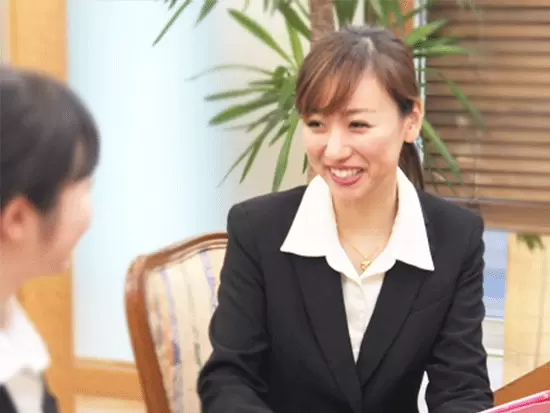 社員との信頼関係が大切なポイント。あなたの笑顔で、たくさんの社員をサポートしてください。
