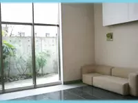 当社のオフィスがあるマンションのエントランス。広々とした空間に明るい光が差し込みます。