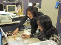 営業、デザイナー、事務・・・みんなの席が近いので、いつでも気軽に相談できます。