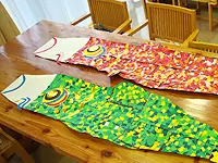ご利用者様と一緒につくっているこいのぼり。頭と体を使って、楽しみながら元気になれるプログラムの1つ。