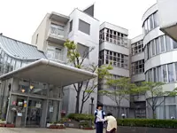 写真は特別養護老人ホームの芦花ホーム。天気のいい日は外でも利用者様のリハビリを行なっています。