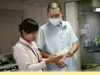 「お疲れ様です！」と、栄養士さんから撮影中に手作りおにぎりの差し入れが…！おいしそう♪