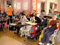 「音楽療法（週2回）」などを通じて、障がい者の機能支援を行います【モア・しょうえい】