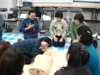 東京消防庁の方を招いて、AEDの実技研修でのひとコマ。その他にもあらゆる研修を行っています