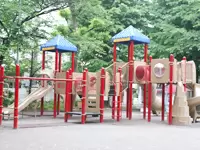 近くの公園まで散歩。天気の良い日は気持ちがいいものです。