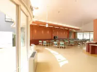 開放的なデイルーム。ご利用者たちの憩いの場所です