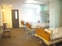 明るい光が差し込む病室は、ホテルのような清潔感があります。