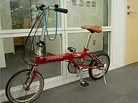 社内入り口近くには赤の自転車が！オフィス近辺はこれで移動する社員もいます。