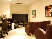 カラオケ付きのミニシアタールーム。定期的に映画上映会などを行い、入居者様同士の交流を図っています