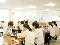休憩時間は食堂へ。看護師・介護士同士の会話も弾みます。