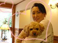 ロングライフ梶ヶ谷のアイドル犬“ショコラ”とフロント事務の醍醐さん♪