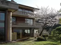 ヒルデモア東山は落ち着いた、高級感溢れる建物です。