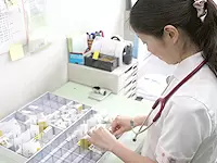 1人ひとりに密着したお仕事★常備薬を準備中。1人ひとりのことをしっかり考えながら接するのが大切。