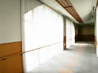 壁一面の窓と高い天井が自慢のゆったりした環境です。